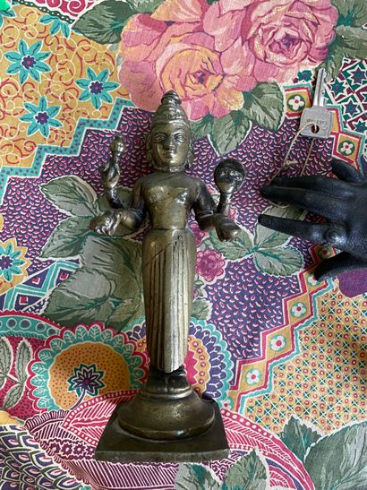 null Figure de Shiva
Alliage cuivreux
Inde, fin du XVIIIème-début du XIXème siècle
H....