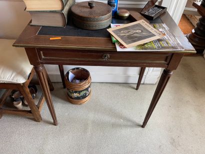 null Small desk
In mahogany and mahogany veneer
Opening by a drawer in belt
Resting...