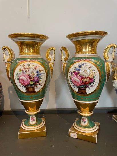 null 
Paris

Paire de vases de forme balustre en porcelaine munis d’anses en forme...