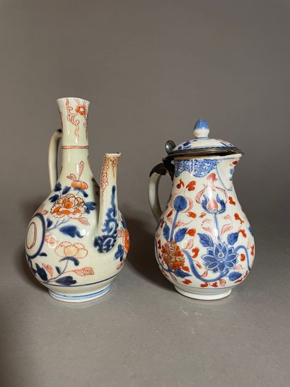 JAPON Ensemble de deux verseuses
En porcelaine à décor Imari
H. 15 et 16 cm.