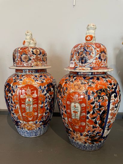 null 
Japon

Paire de potiches couvertes en porcelaine à décor bleu, rouge et or...