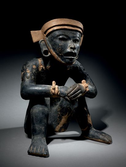 null Ɵ Veracruz important seated figure, Mexico, ceramic with beige slip and asphalt...
