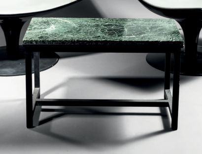 TRAVAIL FRANÇAIS Table basse à structure en métal tubulaire de section carrée peint...