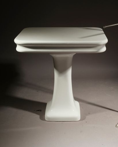 null Table de toilette en porcelaine blanche
Haut. 78 cm
Plateau : 50 x 62 cm