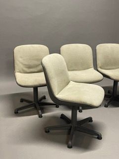 MOBILIER INTERNATIONAL (éditeur) Suite de quatre fauteuils pivotants à coque en fibre...