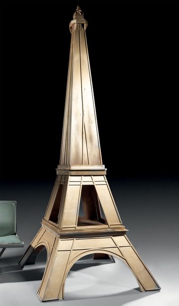 TRAVAIL CONTEMPORAIN Tour Eiffel en bois vernissé doré (accidentée).
Haut. 306 cm...