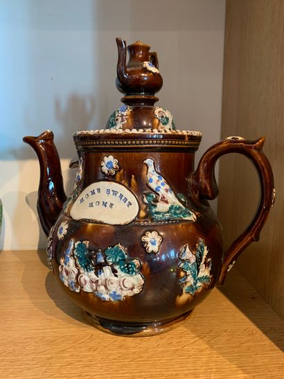 TRAVAIL ANGLAIS Important teapot in brown barbotine with polychrome decoration of...