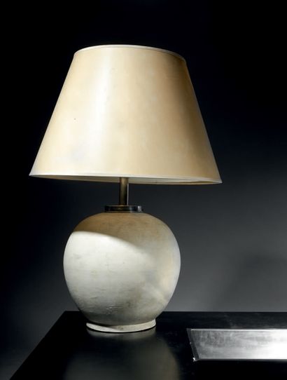 KERAMOS – SÈVRES Table lamp with spherical body in enamelled stoneware white cream...
