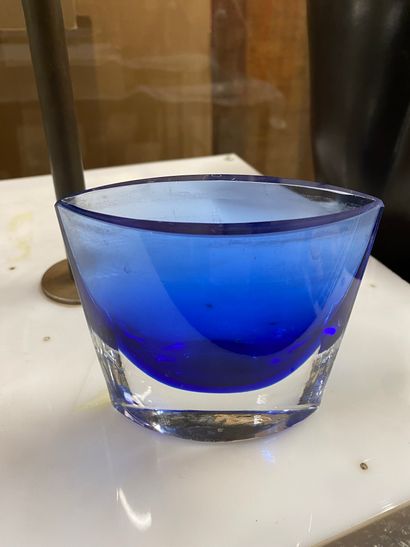TRAVAIL SCANDINAVE Vase conique en verre blanc et bleu.
Haut. 10,5 cm