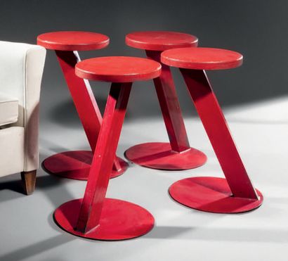 TRAVAIL ITALIEN Suite de quatre tabourets en bois peint rouge à assise circulaire...