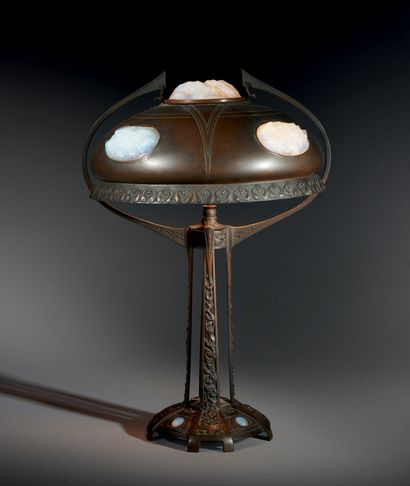 Georges LELEU (dans le goût de) Lampe « Gui » à deux lumières et structure en laiton...