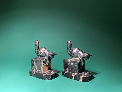 null Hippolyte François MOREAU (1832-1927) Cat teasing a snail Pair of bookends in...