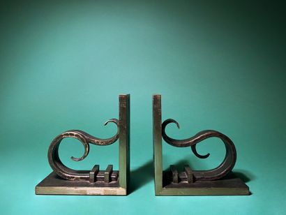 null Michel ZADOUNAISKY (1903-1983) Counter-curves Pair of bookends in wrought iron...