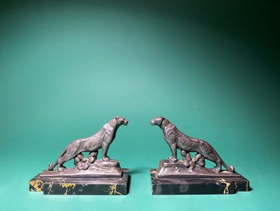 null Maurice FRECOURT (1890-1961) Panther at the halt Pair of bookends in varnished...