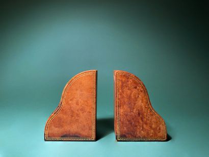 null Handcrafted Doucines Pair of bookends covered with leather H. 15,5 cm - W. 11...