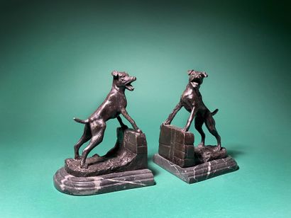 null Edouard DROUOT (1859-1945) Dogs hunting at bay Pair of bookends in patinated...