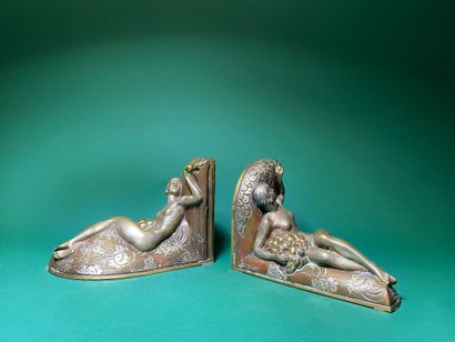 null Louis LEYGUE (1905-1992) Young women picking an apple Pair of bookends in patinated...