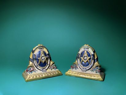 null Modern work Masonic brackets Pair of bookends in polychrome plaster H. 15,5...