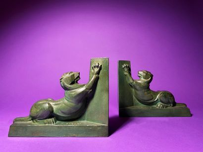 null Henri BARGAS (XX) Lioness sharpening her claws Pair of bookends in terracotta,...