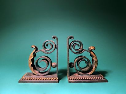 null Louis KATONA (1850-1933) Volutes Pair of bookends in wrought iron and sheet...