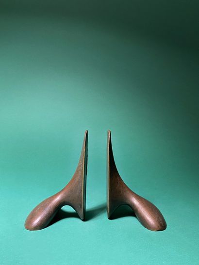null Carl AUBÖCK (1900 -1957) Abstract forms Pair of bookends in bronze, with brown...