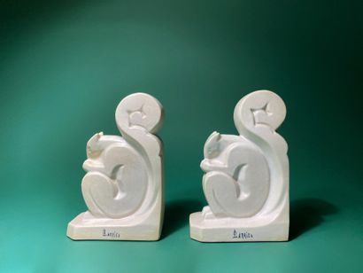 null Simone LARRIEU (1912-1996) Squirrels nibbling a hazelnut Pair of bookends in...