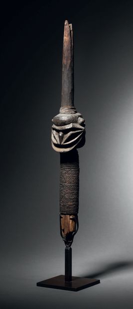 null Tête de lance
Vanuatu, île de Malekula Bois, cordelette
H. 35 cm
Provenance...