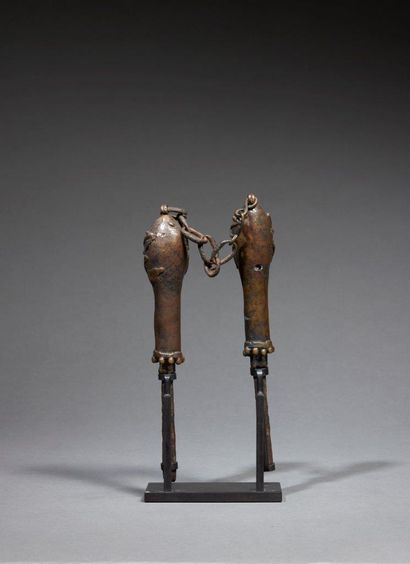null Paire d'instruments cultuels Yorouba Edan
Nigeria
Bronze
H. 18,5 cm
Cette paire...