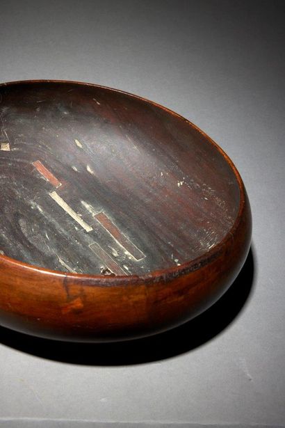 null Bowl
Hawaii
Wood
H. 12 cm - Diam. 30 cm
Provenance :
- Nucko Weight Collection,...