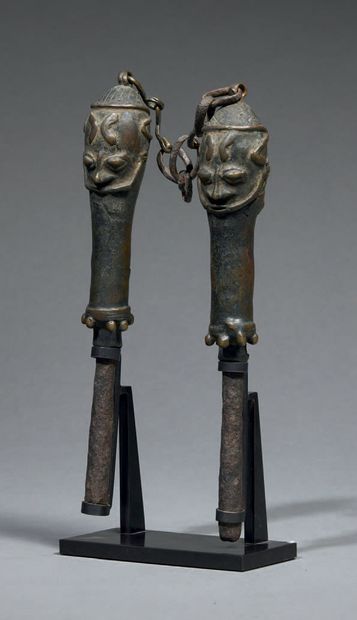 null Paire d'instruments cultuels Yorouba Edan
Nigeria
Bronze
H. 18,5 cm
Cette paire...