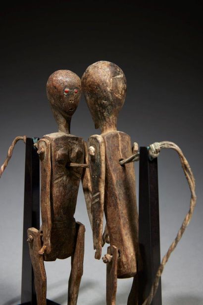 null Marionettes Luguru
Tanzanie
Bois, cuir, perles H. 18,5 cm
Deux marionnettes...