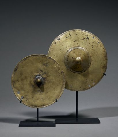 null Deux ornements Konso
Ethiopie
Bronze
D. 15,5 et 17 cm
En forme de disque au...
