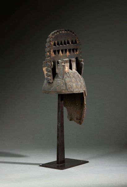 null Igbo Mmwo mask
Nigeria
Wood
H. 45 cm
Mask-healm depicting a human face topped...