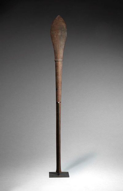 null Akau club
Tonga
Wood
L. 119 cm
Beautiful wooden club entirely covered with engravings....