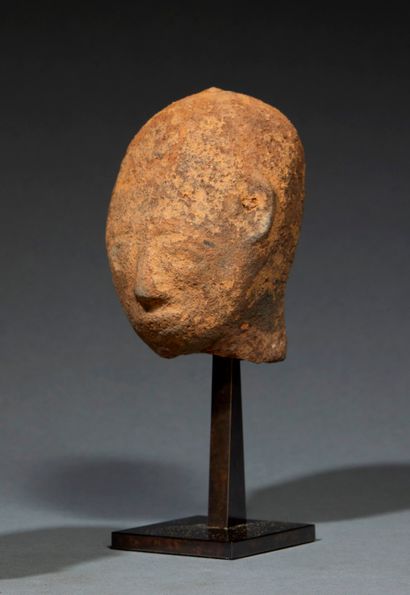 null Tête Akan
Ghana
Terre cuite, H. 8,5 cm
Petite tête funéraire figurant un visage...