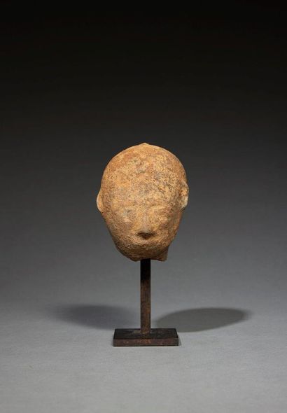 null Akan head
Ghana
Terracotta, H. 9 cm
Small funerary head representing a face...
