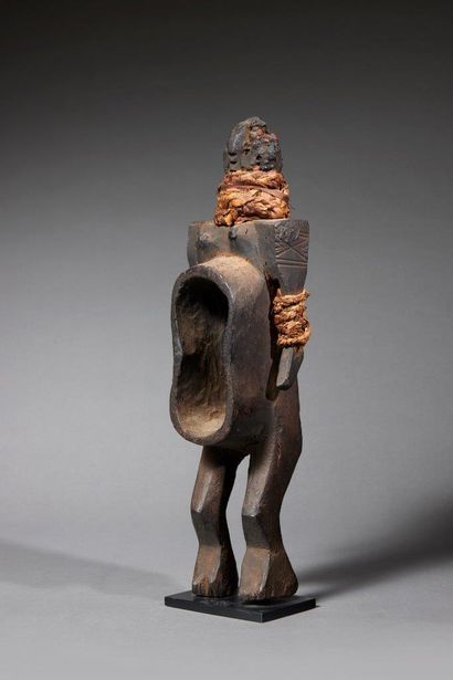 null Koro cup
Nigeria
Wood, vegetable fibers H. 42 cm
Cup representing a female anthro-pomorphic...