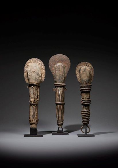 null Set of three Ofo statues
Nigeria
Wood, metal
H. 35 to 40 cm
Objects of worship...