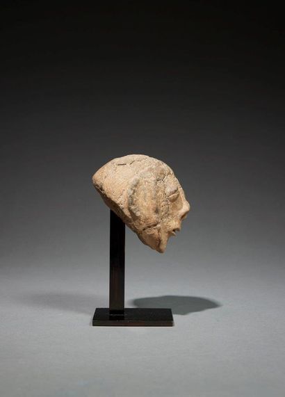 null Tête Djenne
Mali 900-1500 ap. J.-C.
Terre cuite
H. 10 cm
Provenance :
- Galerie...