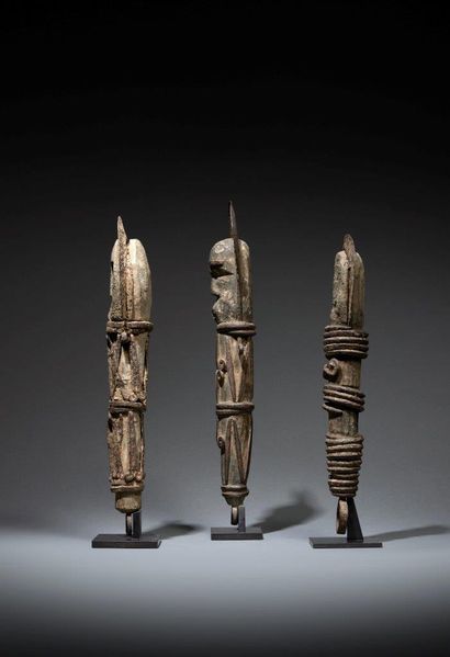 null Ensemble de trois statues Ofo
Nigeria
Bois, métal
H. 35 à 40 cm
Objets de culte...