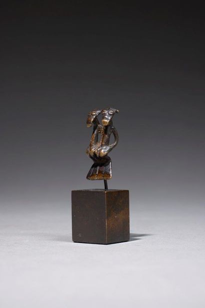 null Pendentif Koulango
Côte d'Ivoire
Bronze, H. 3,5 cm
Provenance :
- Galerie Charles-Wesley...