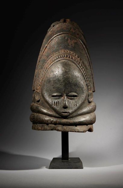null 
Mask-healm Mende Sierra Leone

Wood

H. 42,5 cm



Rare janus ndoli jowei helmet...