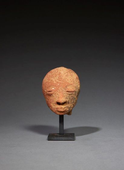 null Tête Akan
Ghana
Terre cuite, H. 9 cm
Petite tête funéraire figurant un visage...