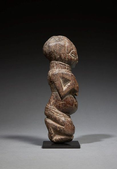 null Kneeling Yoruba statue
Nigeria
Wood
H. 20 cm
Yoruba statue carved in heavy wood...