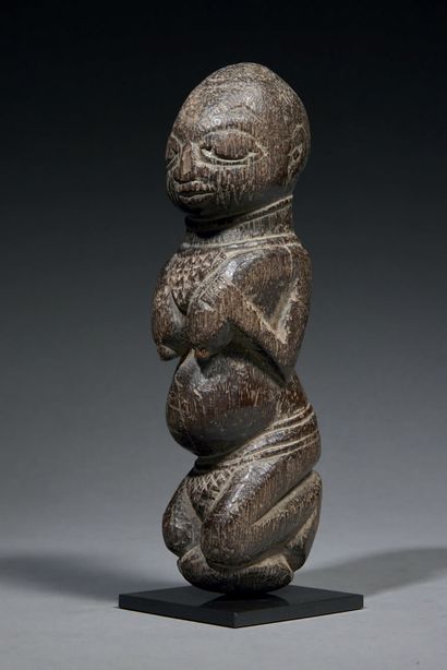 Kneeling Yoruba statue Nigeria Wood H. 20...