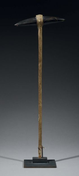 null Skull cracker
Plains, United States
H. 59 cm - W. 19 cm
Wood, leather and stone
Provenance...