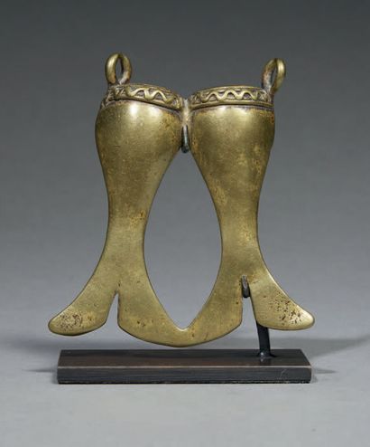 null Pendentif Naga
Inde Bronze
H. 8 cm
Élément central d'un collier naga en bronze...