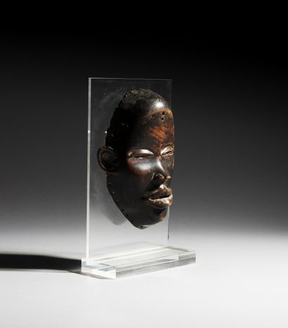 null 
Masque Dan, Côte d'Ivoire

Bois

H. 21 cm



Provenance :

- Ancienne collection...