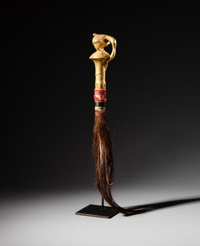 null Nandwa Blawa Baoule flycatcher,
Ivory Coast
Wood, fabric and gold leaf
H. 55...