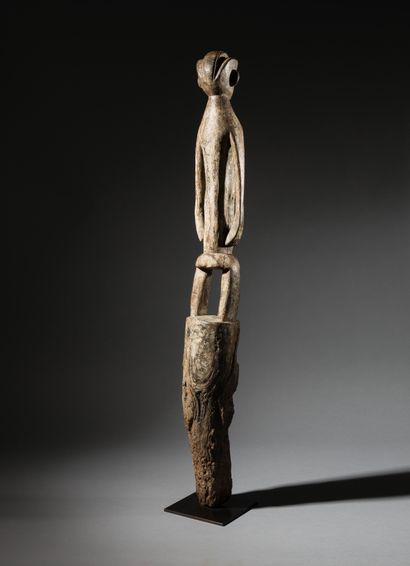 null Poteau Tiv, Nigéria
Bois
H. 101 cm
Poteau Tiv surmonté d'un personnage debo...